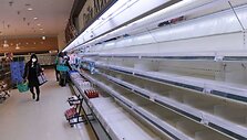 Tu&scaron;čios lentynos Akitos mieste esančiame prekybos centre