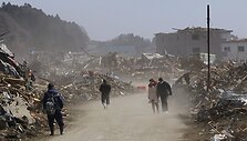 Stipraus vėjo keliamos dulkės Rikuzentakatos mieste