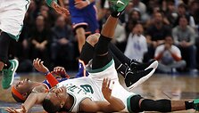 Nugriuvę Rajonas Rondo (balta apranga) ir Carmelo Anthony