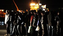 Imigrantai Lampėdūzos salos krantinėje