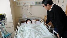 Tėvas ligoninėje lanko savo sūnų, kuris devynias dienas i&scaron;gyveno po griuvėsiais