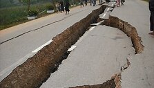Mianmare įgriuvusi kelio danga.
