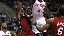 Rodney Stuckey dėjimas į krep&scaron;į.
