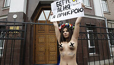 Apsinuoginusi protestuotoja