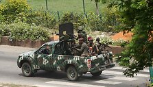 Patruliuojantys Laurento Gbagbo kareiviai