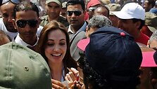 Angelina Jolie dalina autografus