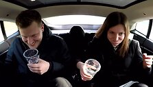 tesla-vandens-issukis-ar-pavyks-automobiliui-greitejant-atsigerti-is-stiklines