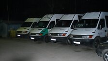 Mikro autobusai, kuriais buvo gabenami degalai.
