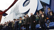Dimitrijus Medvedevas ir Vladimiras Putinas su Antrojo pasaulinio karo veteranais