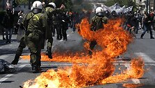 Protestuotojai į riau&scaron;ių policijos pareigūnus mėtė benzino bombas.