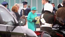 Didžiosios Britanijos karalienė Elizabeth II (centre)