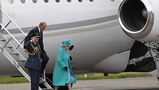 Didžiosios Britanijos karalienė Elizabeth II ir princas Philipas (kairėje)