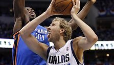 Dirkas Nowitzki (su kamuoliu)