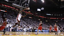 LeBrono Jameso dėjimas į krep&scaron;į