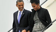 JAV prezidentas Barackas Obama ir Michelle Obama lipa i&scaron; lėktuvo.