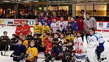 Dainius Zubrus su jaunaisiais ledo ritulininkais 