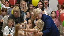 Dalia Grybauskaitė susitiko su įvaikintus ir globojamus vaikus auginančiomis &scaron;eimomis