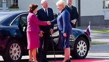 Dalia Grybauskaitė pasitinka Slovakijos prezidentas Ivaną Ga&scaron;parovičių su žmona Silvija