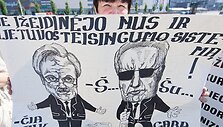 Piketuotoja laiko plakatą