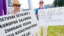 Piketuotojų plakatai lietuvių ir anglų kalbomis