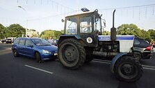 Milicijos traktorius bando nutempti automobilį