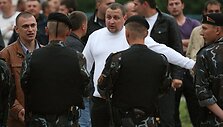 Vairuotojai diskutuoja su Baltarusijos riau&scaron;ių policininkais