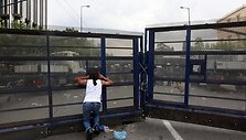 Protestuotojas prie aptverto Graikijos parlamento