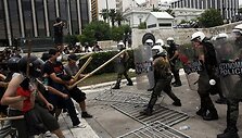 &Scaron;almais ir pagaliais apsiginklavę protestuotojai susirėmė su riau&scaron;ių policija.