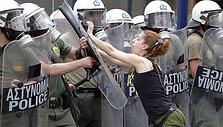 Protestuotoja puola riau&scaron;ių policininką.