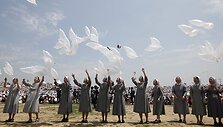 Pietų Korėjos katalikų vienuolės paleido į dangų karvelio formos balionus