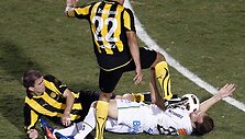 Ze Eduardo (de&scaron;inėje), Dario Rodriguez (centre) ir Carlosas Valdezas kovoja dėl kamuolio.