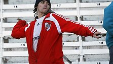 &bdquo;River Plate&ldquo; gerbėjas užsimojo mesti sulaužytos tribūnos lentą.