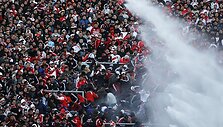 Vandens srove bandoma sutramdyti įsisiautėjusius &bdquo;River Plate&ldquo; gerbėjus