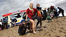 Žmonės renkasi į &bdquo;Glastonbury&ldquo; festivalį.