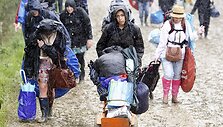 Žmonės renkasi į &bdquo;Glastonbury&ldquo; festivalį.