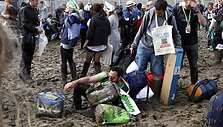 Žmonės renkasi į &bdquo;Glastonbury&ldquo; festivalį.