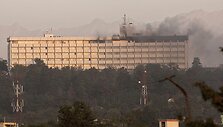 Juodi dūmai kyla i&scaron; &bdquo;Inter Continental&ldquo; vie&scaron;bučio Kabule