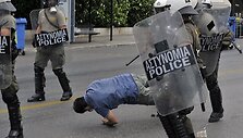 Graikijos policininkai pargriovė nepaklususį protestuotoją.
