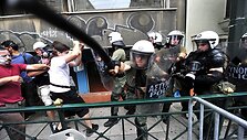 Protestuotojų ir policininkų susirėmimas