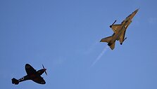 F-16 naikintuvui i&scaron; paskos skrenda senasis Izraelio oro pajėgų &bdquo;Spitfire&ldquo; lėktuvas.