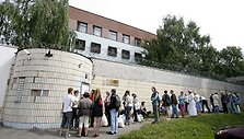 Prie kalėjimo Minske žmonės laukia kada galės perduoti proteste sulaikytiems artimiesiems atne&scaron;tus krep&scaron;ius su maistu.