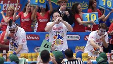 Joey Chestnutas (centre)