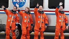 &bdquo;Atlantis&ldquo; erdvelaivio įgulą: Rexas Walheimas (kairėje), Sandy Magnus, pilotas DougasHurley (antras i&scaron; de&scaron;inės) ir Chrisas Fergusonas (de&scaron;inėje)