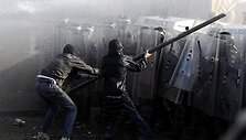 Protestuotojai susirėmė su riau&scaron;ių policija.
