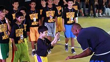 Kobe Bryantas (de&scaron;inėje) sveikinasi su jaunaisiais Filipinų krep&scaron;ininkais