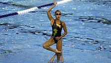Kazakstano sinchroninio plaukimo sportininkė treniruotėje