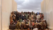 Somalio pabėgėliai laukia kada bus pakviesti pasiimti maisto davinių