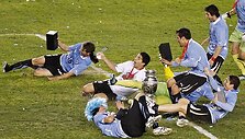 Urugvajaus futbolininkai &scaron;venčia pergalę