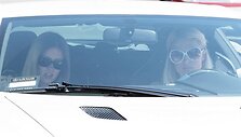 Paris Hilton (de&scaron;inėje) su seserimi Nicky &bdquo;Lexus LFA&ldquo; automobilyje