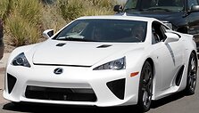 Paris Hilton (de&scaron;inėje) su seserimi Nicky &bdquo;Lexus LFA&ldquo; automobilyje